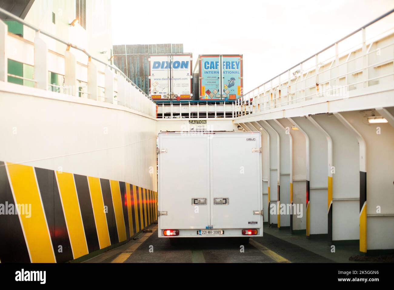 Autocarri in uscita da un traghetto Irish Ferries da Dublino a Holyhead Foto Stock