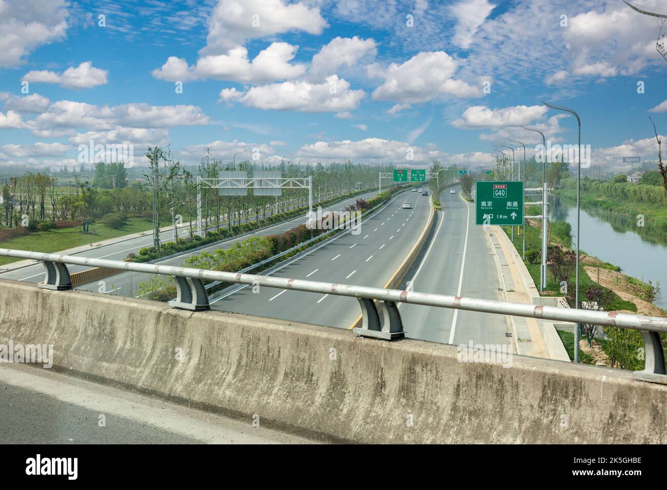 Yangzhou, Jiangsu, Cina. Autostrada diviso tra Yangzhou Runyang e il Ponte sul Fiume Yangtze. Foto Stock