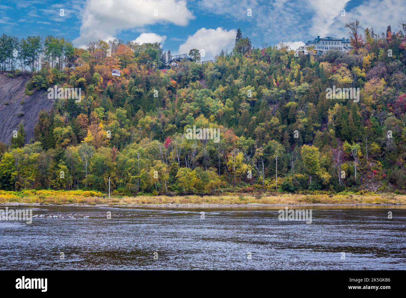 Quebec, Canada. Auto in Gondola che trasportano persone al punto di visualizzazione sopra Montmorency Falls. Foto Stock