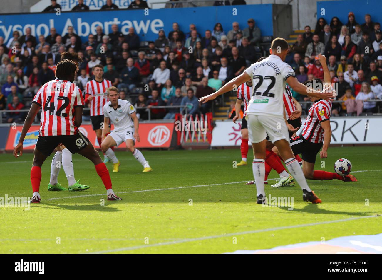 Swansea, Regno Unito. 08th Ott 2022. Ollie Cooper della città di Swansea (31) spara e segna le sue squadre 1st gol. Incontro del campionato EFL Skybet, Swansea City contro Sunderland al Swansea.com Stadium di Swansea, Galles, sabato 8th ottobre 2022. Questa immagine può essere utilizzata solo per scopi editoriali. Solo per uso editoriale, licenza richiesta per uso commerciale. Nessun utilizzo nelle scommesse, nei giochi o nelle pubblicazioni di un singolo club/campionato/giocatore. pic di Andrew Orchard/Andrew Orchard SPORTS photography/Alamy Live news Credit: Andrew Orchard SPORTS photography/Alamy Live News Foto Stock