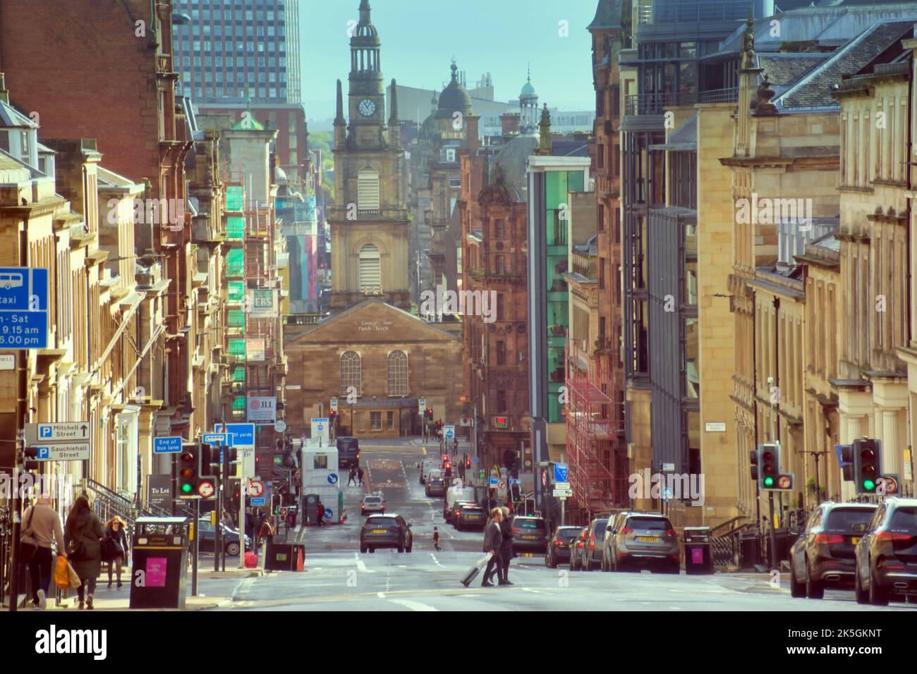 west george Street che guarda verso nelson mandela Place e la Chiesa di Tron di St George Foto Stock