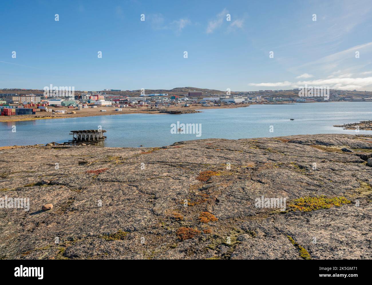 Vista in lontananza della città di Iqaluit dall'altra parte del porto dell'Oceano Artico Foto Stock