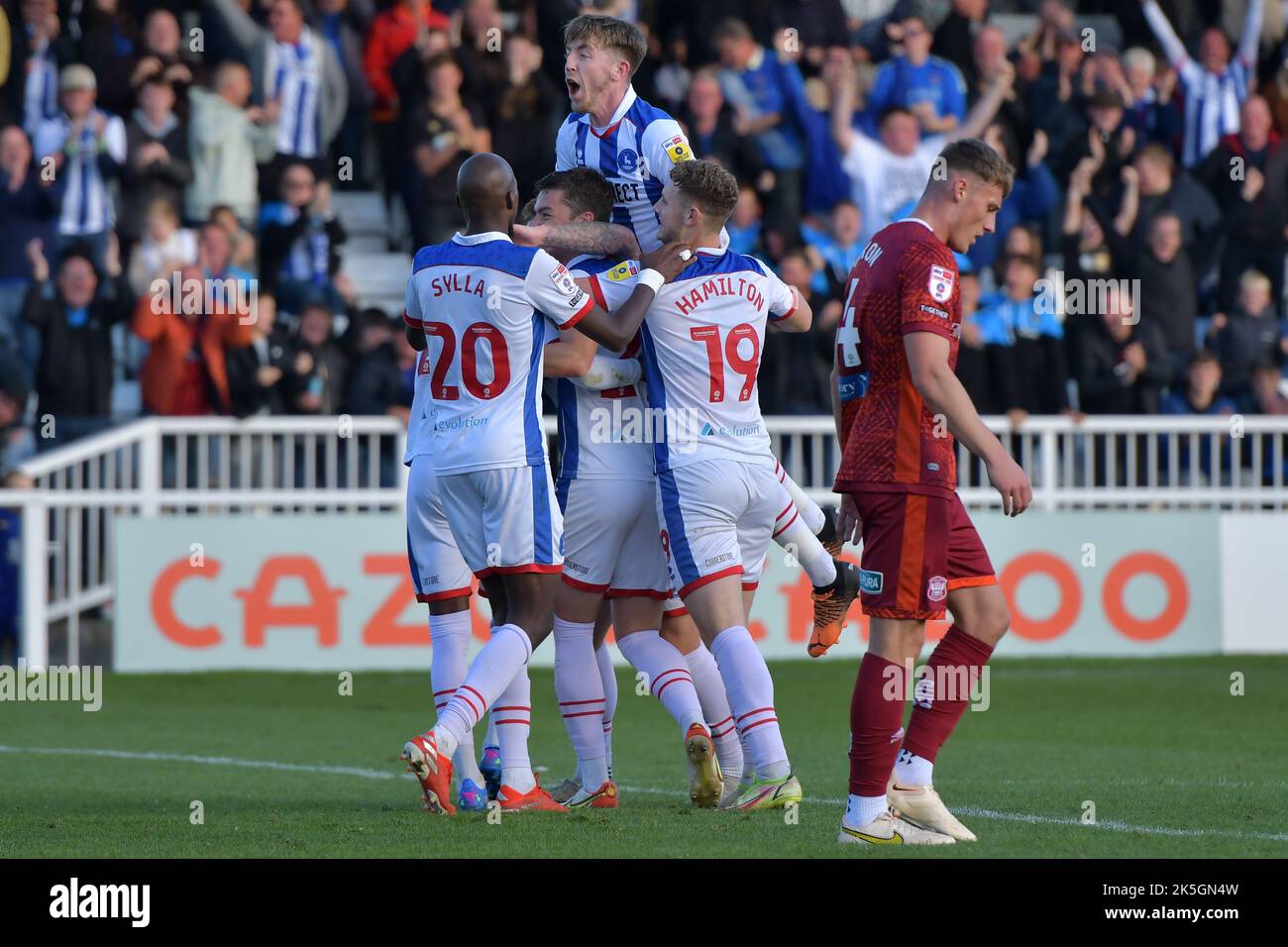 Hartlepool, Regno Unito. 05th Ott 2022. Tom Crawford di Hartlepool United salta il più alto per celebrare Alex Lacey di Hartlepool United 1-0 durante la partita della Sky Bet League 2 tra Hartlepool United e Carlisle United a Victoria Park, Hartlepool sabato 8th ottobre 2022. (Credit: Scott Llewellyn | NOTIZIE MI) Credit: NOTIZIE MI & Sport /Alamy Live News Foto Stock