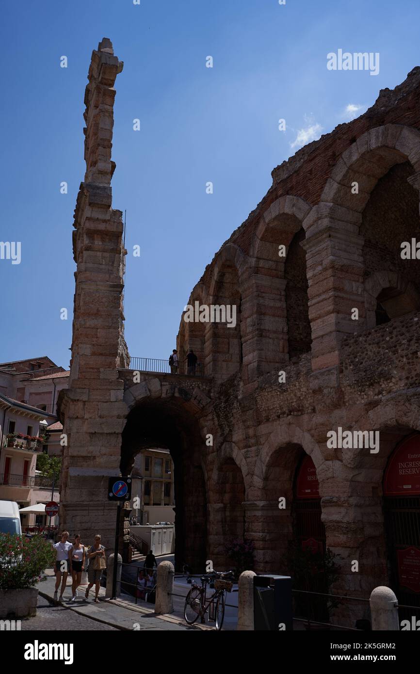 Verona, Italia - 13 luglio 2022 - l'Arena di Verona - anfiteatro romano di Verona in una bella giornata estiva Foto Stock