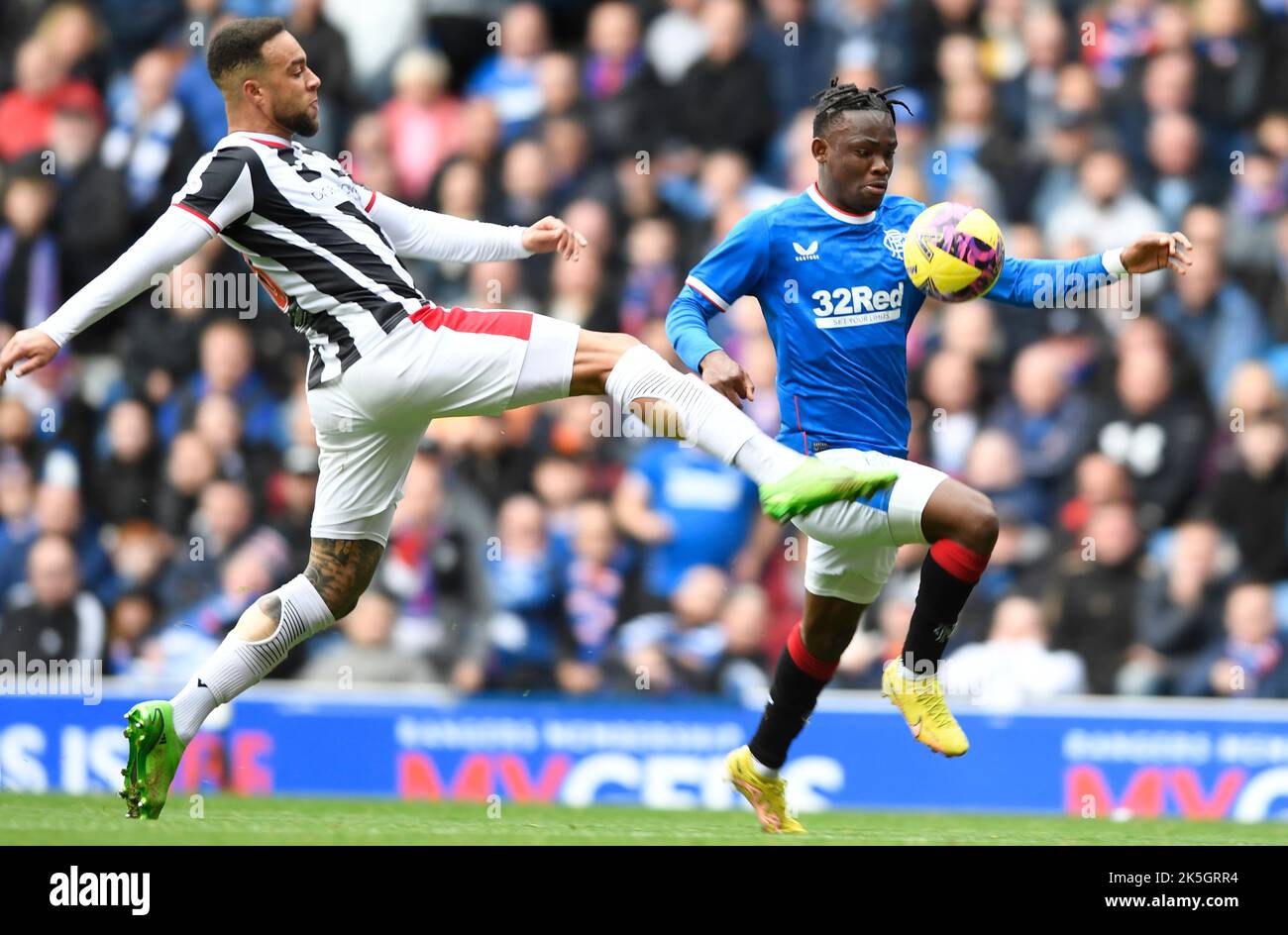 Glasgow, 8th ottobre 2022. Charles Dunne di St Mirren e Rabbi Matondo di Rangers durante la partita Cinch Premiership allo stadio Ibrox di Glasgow. Il credito dell'immagine dovrebbe essere: Neil Hanna / Sportimage Credit: Sportimage/Alamy Live News Foto Stock