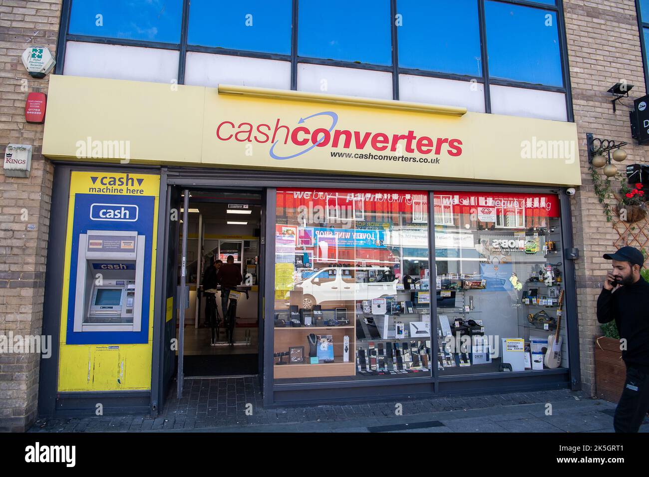 Slough, Berkshire, Regno Unito. 8th ottobre 2022. Un negozio di pedine CashConverters a Slough High Street. Sempre più persone stanno lottando finanziariamente man mano che cresce il costo della crisi. Credit: Maureen McLean/Alamy Live News Foto Stock