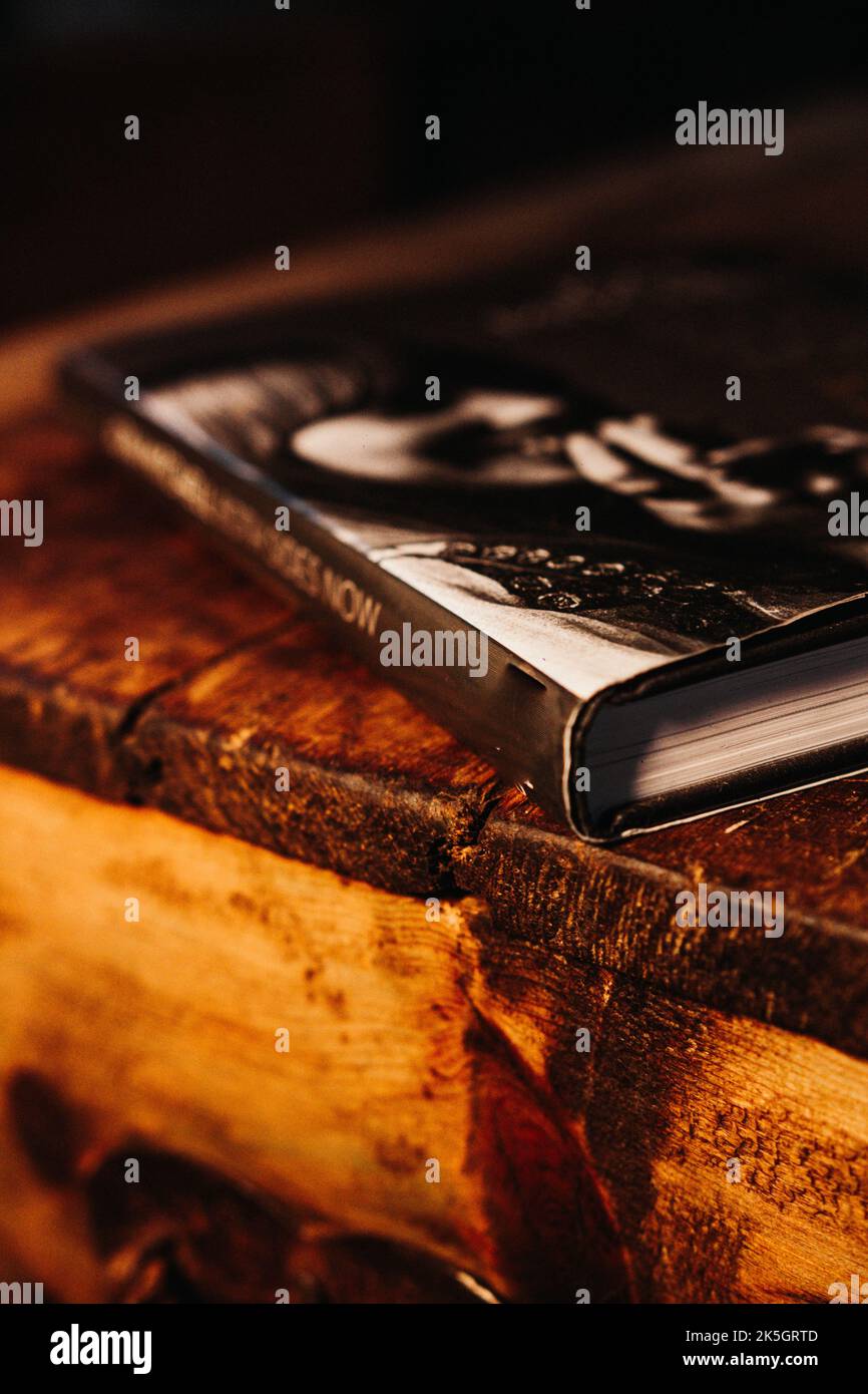 Joni Mitchell Book Siting su scatola di legno con illuminazione scura e moody Foto Stock