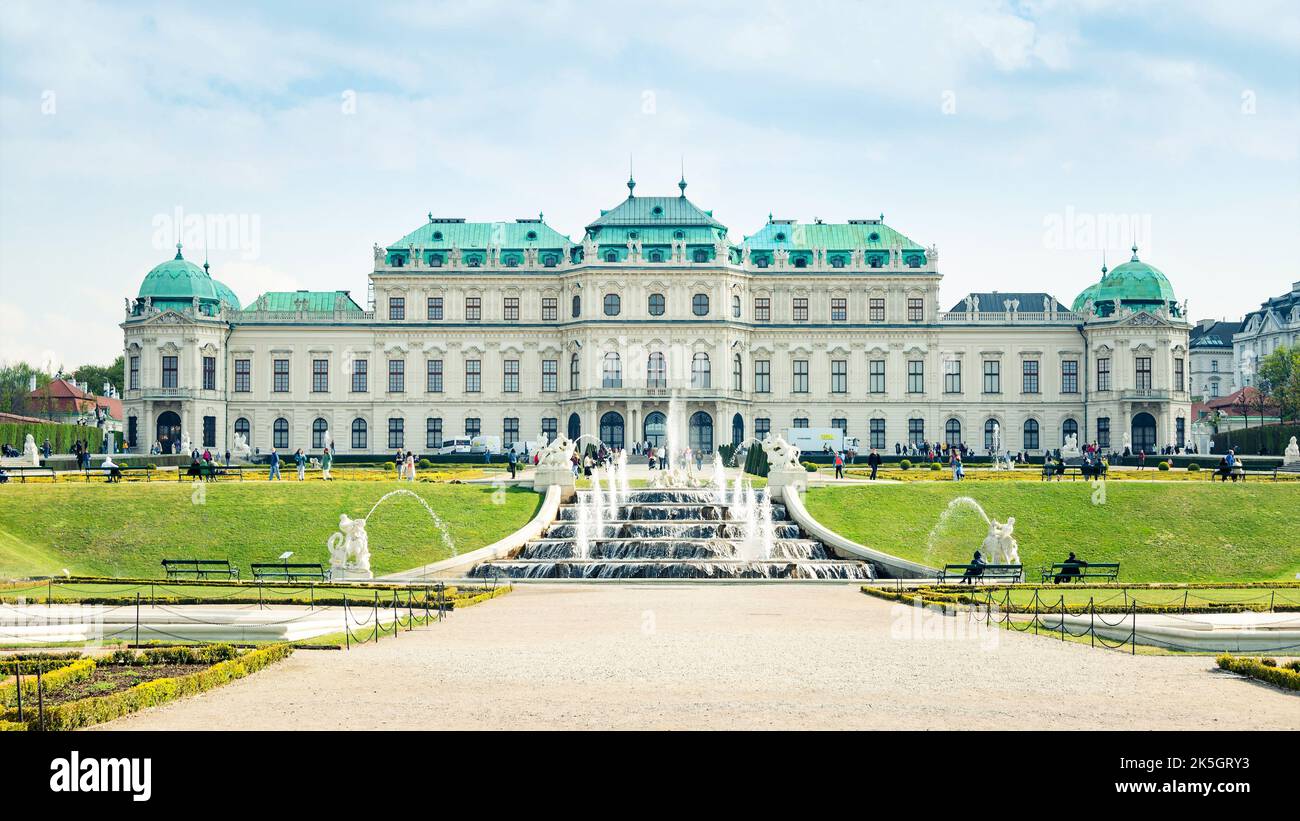 VIENNA, AUSTRIA - 20 APRILE 2022. Palazzo Belvedere superiore con fontana e giardini in primavera. Foto Stock