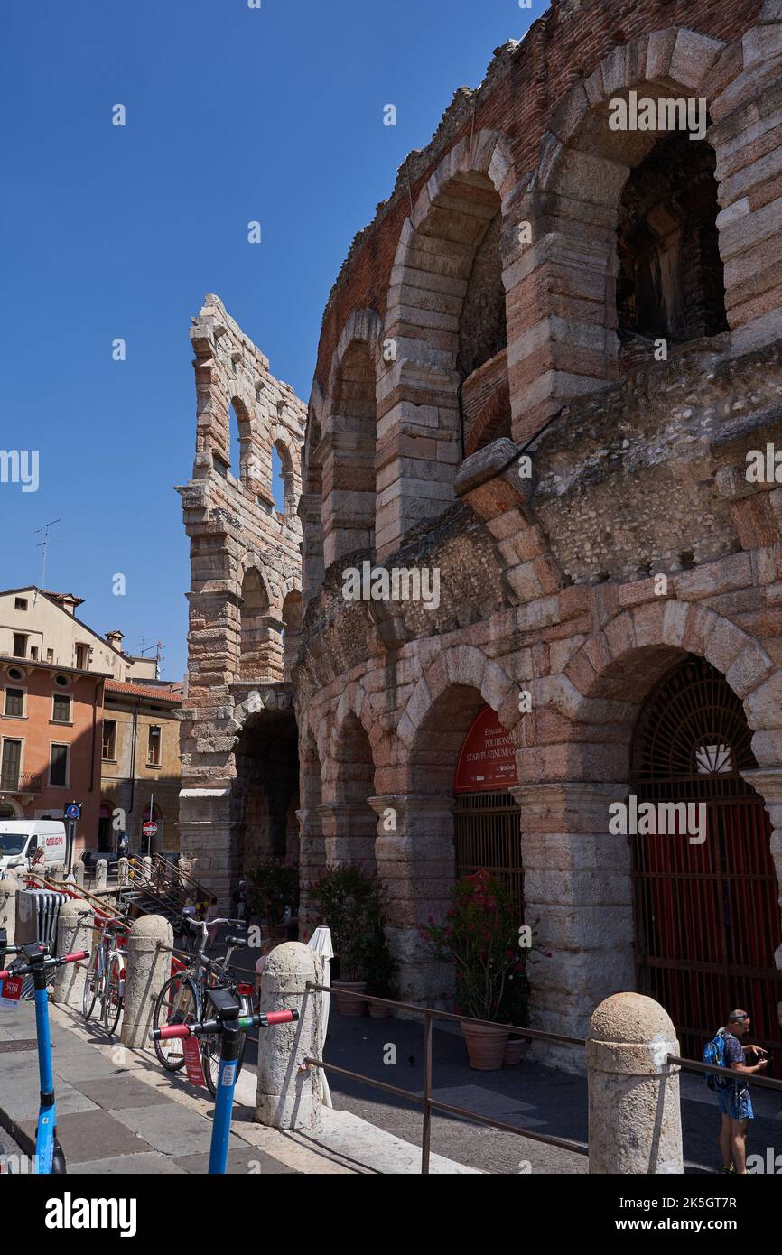 Verona, Italia - 13 luglio 2022 - l'Arena di Verona - anfiteatro romano di Verona in una bella giornata estiva Foto Stock