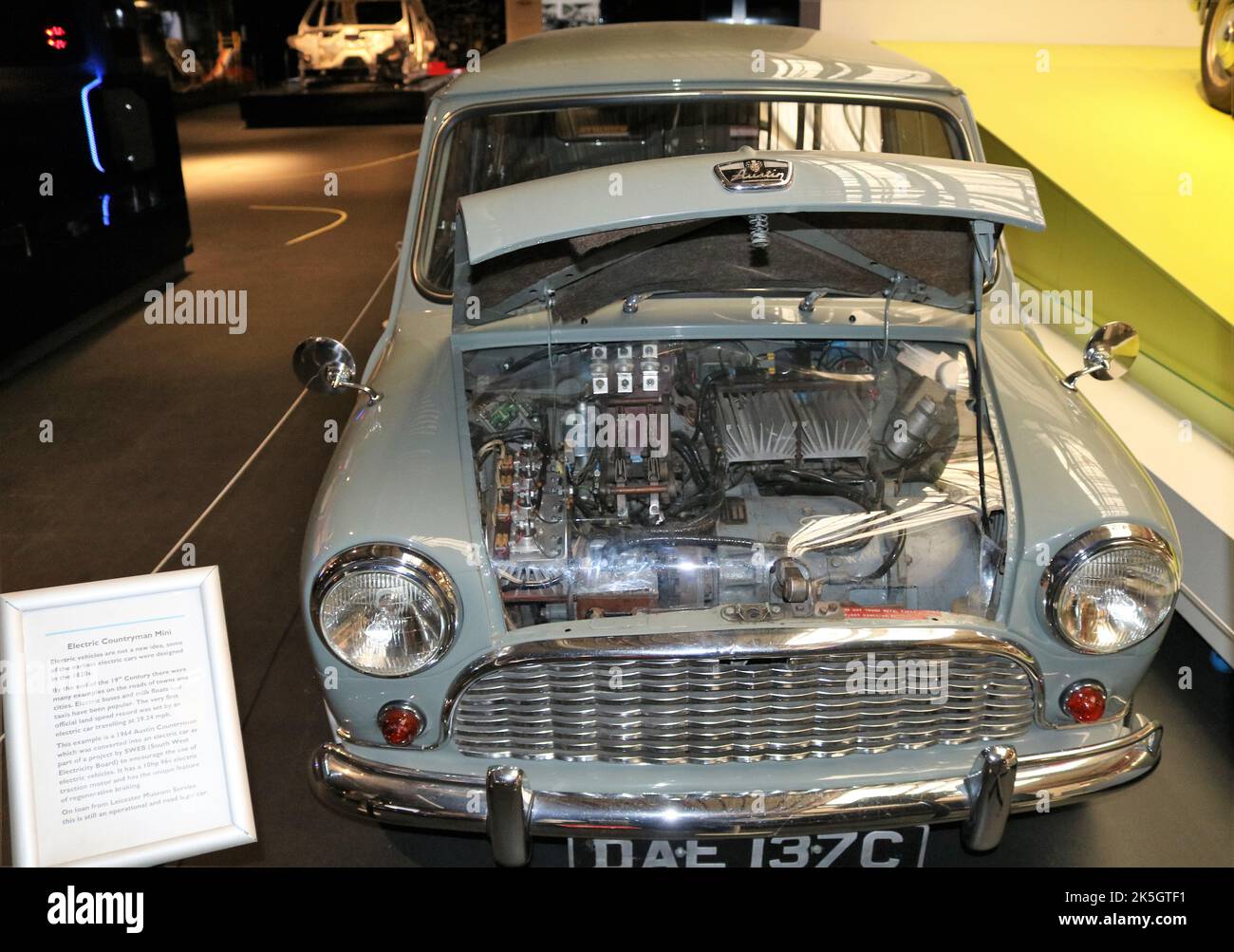 Auto elettrica convertita Austin Countryman Mini Vintage 1964 da SWEB (South West Electricity Board). Foto Stock