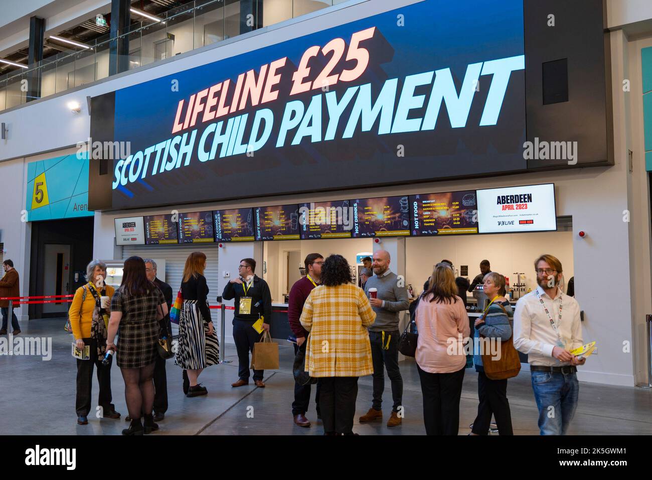 Aberdeen, Scozia, Regno Unito. 8th ottobre 2022. Schermo video che mostra i titoli dei vantaggi dichiarati dal governo scozzese SNP nel giorno di apertura della conferenza SNP 2022 presso l'arena P&J Live di Aberdeen. Iain Masterton/Alamy Live News Foto Stock