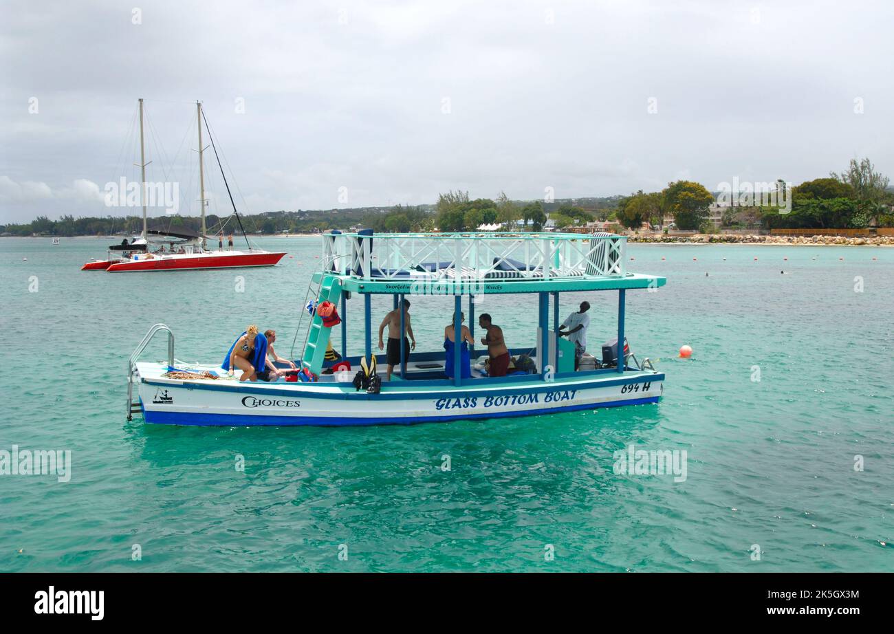 Una barca turistica con fondo in vetro alle Barbados, Caraibi Foto Stock
