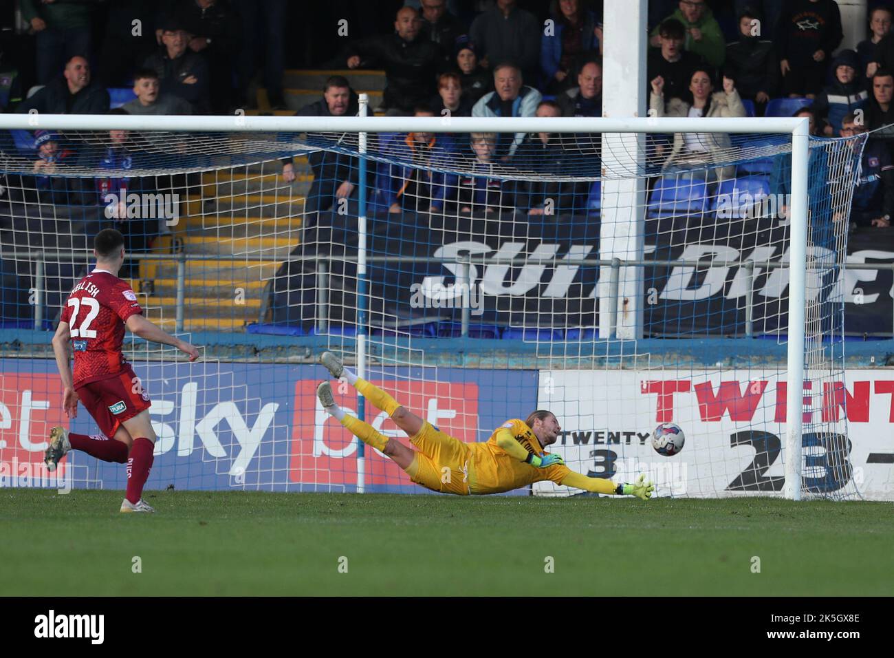 Ben Killip di Hartlepool United è battuto dal colpo di Owen Moxon di Carlisle United per livellare il punteggio a 1-1 durante la partita della Sky Bet League 2 tra Hartlepool United e Carlisle United a Victoria Park, Hartlepool, sabato 8th ottobre 2022. (Credit: Marco Fletcher | NOTIZIE MI) Credit: NOTIZIE MI & Sport /Alamy Live News Foto Stock