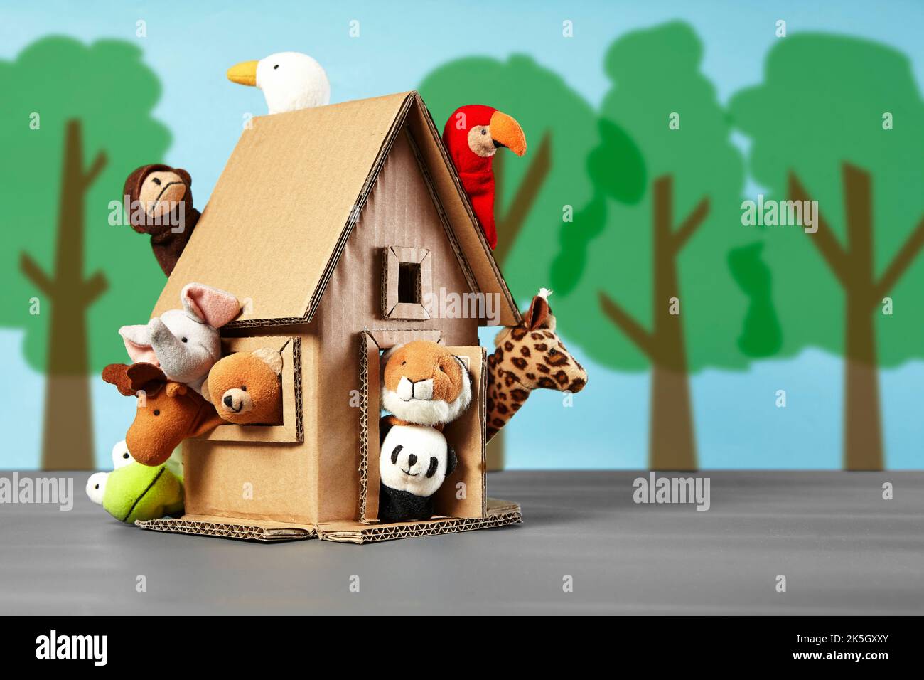 Dieci cuccioli di animali escono dalle case di cartone Foto Stock