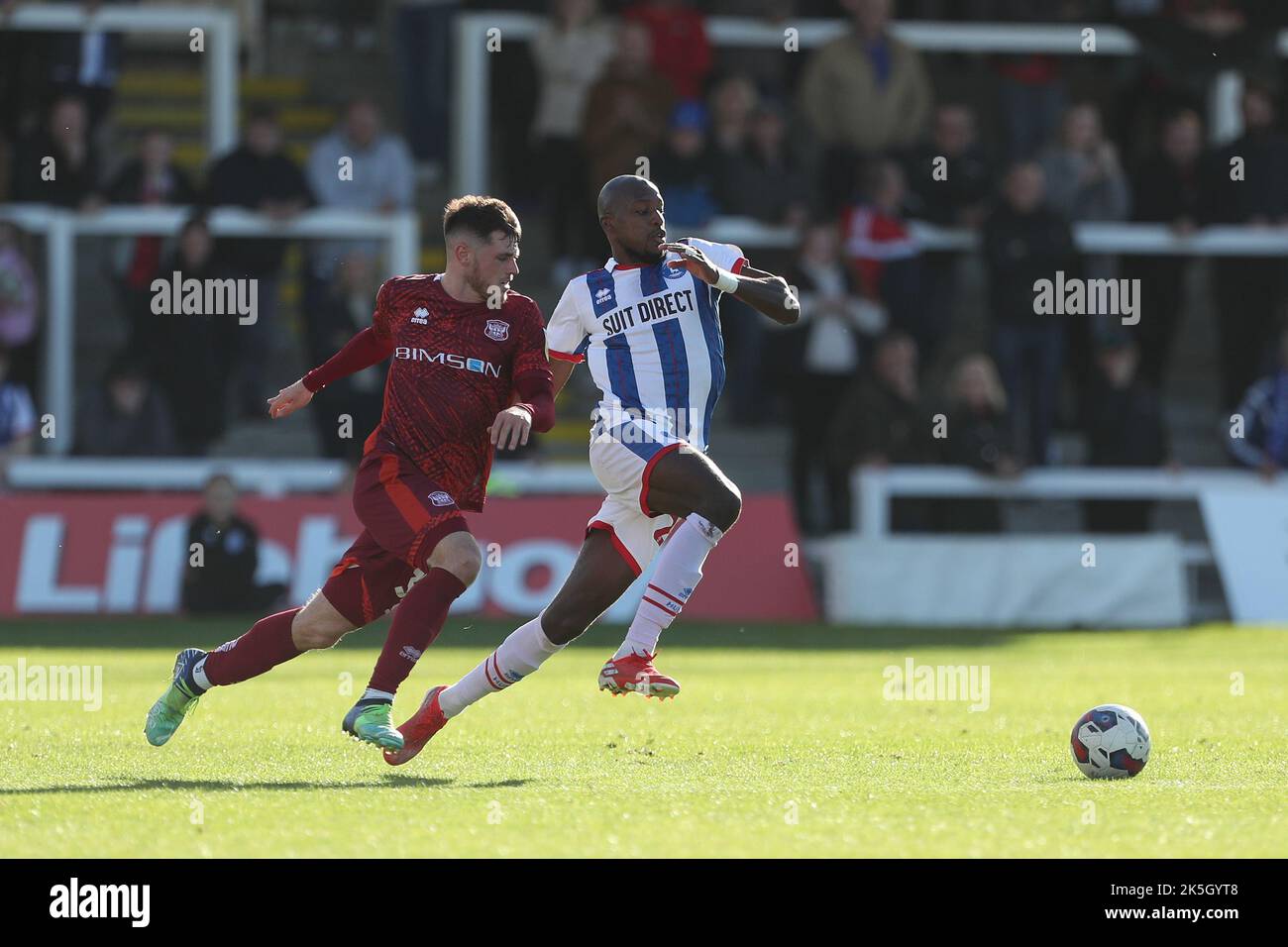 Mohamed Sylla di Hartlepool United fa una pausa durante la partita della Sky Bet League 2 tra Hartlepool United e Carlisle United a Victoria Park, Hartlepool, sabato 8th ottobre 2022. (Credit: Marco Fletcher | NOTIZIE MI) Credit: NOTIZIE MI & Sport /Alamy Live News Foto Stock