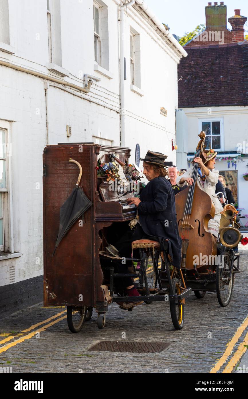 Christchurch, Dorset, Regno Unito. 8th ottobre 2022. Bizzarri avvistamenti intorno a Christchurch in Dorset per giocare Christchurch oggi - Rimski & Handkerchief vagano per le strade suonando i loro strumenti il Bicycle piano e Double Bassicle. Parte di Arts by the Sea Festival, l'evento è stato riprogrammato a causa del passaggio del Queens ed è la prima volta che l'evento si è esteso da Bournemouth a Christchurch. Credit: Carolyn Jenkins/Alamy Live News Foto Stock