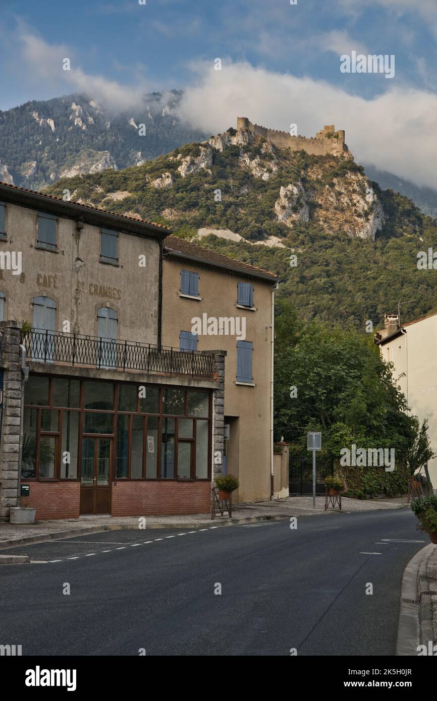 Chateau Puilaurens visto dal villaggio Foto Stock