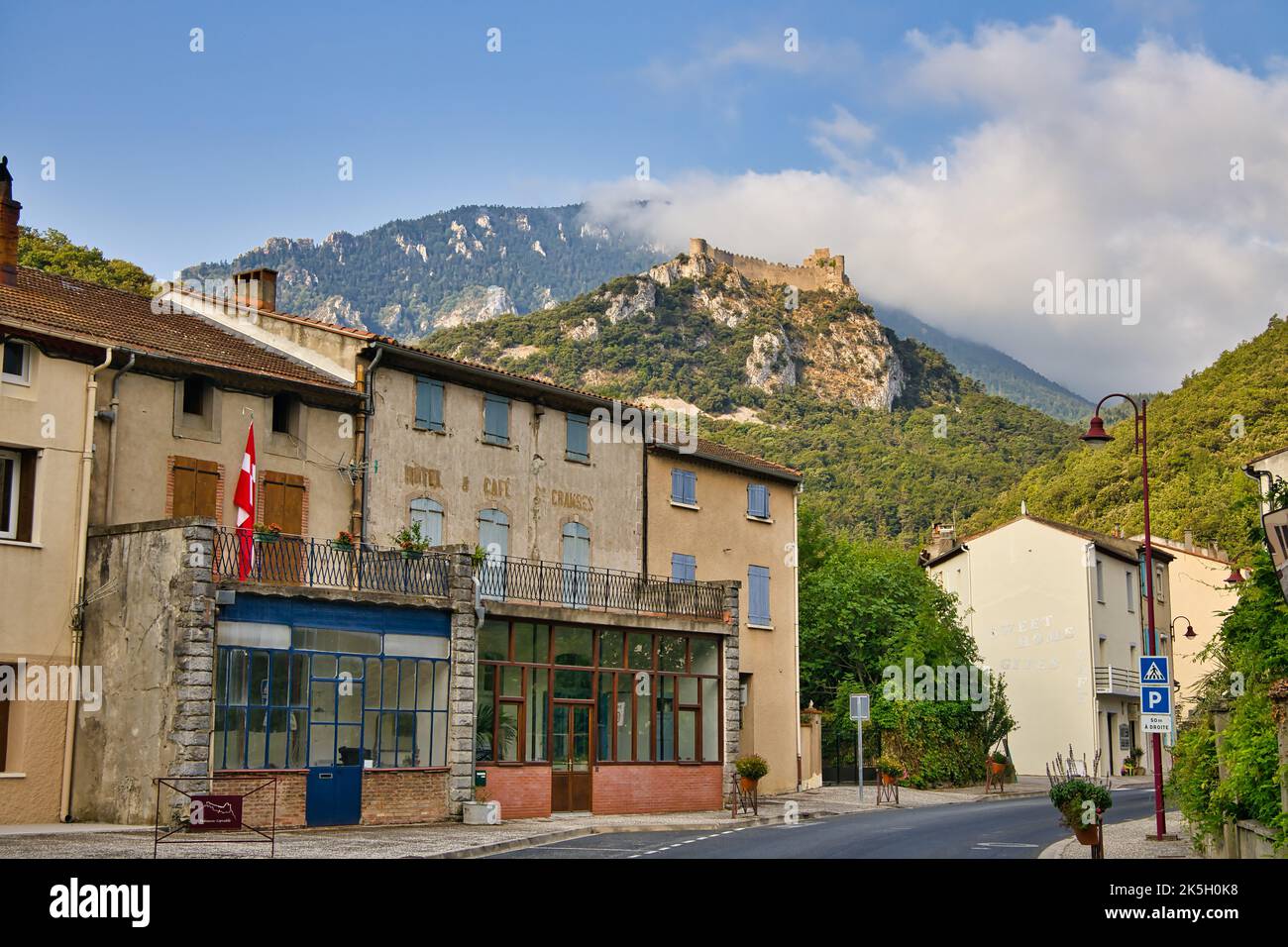 Chateau Puilaurens visto dal villaggio Foto Stock