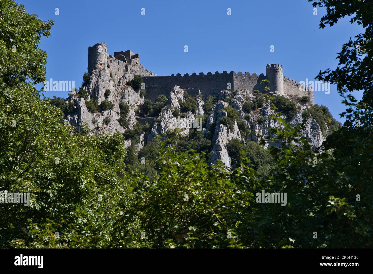 Casle Puilaurens visto dalla strada Foto Stock