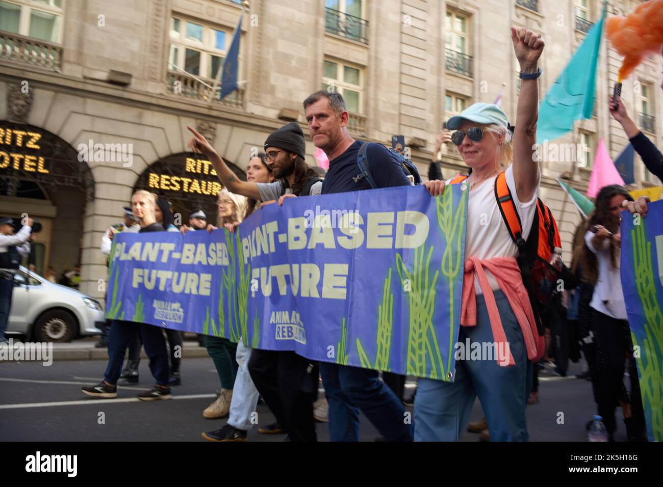 Londra, Regno Unito. 8th Ott 2022. Gli attivisti della ribellione animale hanno marciato per le strade del centro di Londra, protestando per una transizione più rapida alla vita vegetale per contribuire a contenere i danni ecologici che si stanno verificando. Credit: Aubrey Fagon/Alamy Live News Foto Stock