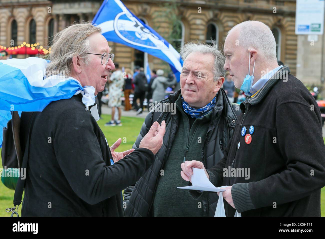 Glasgow, Regno Unito. 8th Ott 2022. Un evento chiamato 'YESTIVALa' si è svolto a George Square, Glasgow, Scozia, Regno Unito e diverse centinaia di sostenitori dell'indipendenza scozzese hanno partecipato tra cui circa 20 'Bikers for Independence' e Sean Clerkin, il fondatore del gruppo politico 'Scottish Resistance'. Il rally è stato organizzato da gruppi pro-indipendenza e guidato da Tommy Sheridan, l'ex MSP e leader del Partito socialista scozzese e solidarietà. Il 29 settembre Tommy Sheridan è stato dichiarato fallimento. Credit: Findlay/Alamy Live News Foto Stock