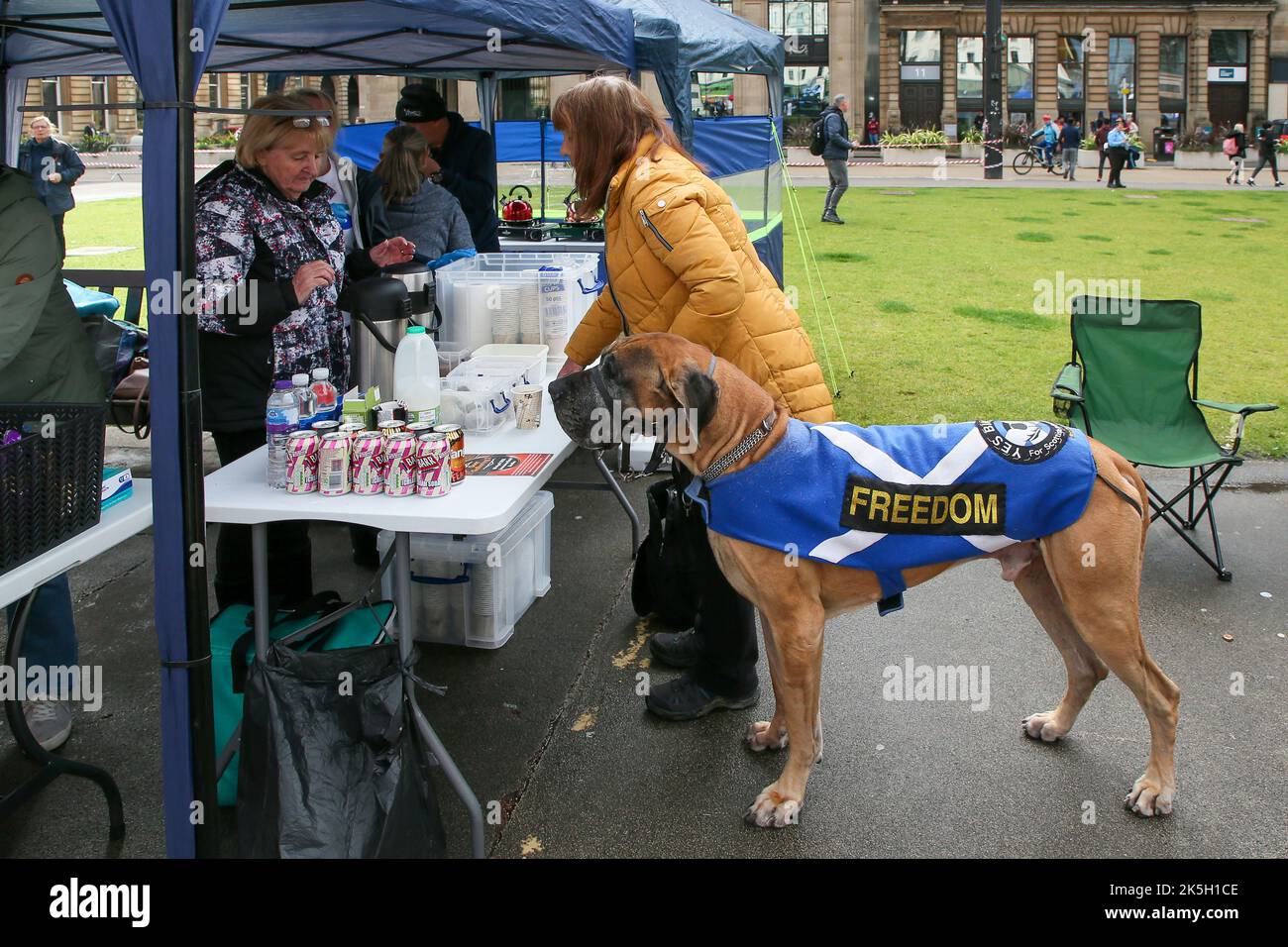 Glasgow, Regno Unito. 8th Ott 2022. Un evento chiamato 'YESTIVALa' si è svolto a George Square, Glasgow, Scozia, Regno Unito e diverse centinaia di sostenitori dell'indipendenza scozzese hanno partecipato tra cui circa 20 'Bikers for Independence' e Sean Clerkin, il fondatore del gruppo politico 'Scottish Resistance'. Il rally è stato organizzato da gruppi pro-indipendenza e guidato da Tommy Sheridan, l'ex MSP e leader del Partito socialista scozzese e solidarietà. Il 29 settembre Tommy Sheridan è stato dichiarato fallimento. Credit: Findlay/Alamy Live News Foto Stock