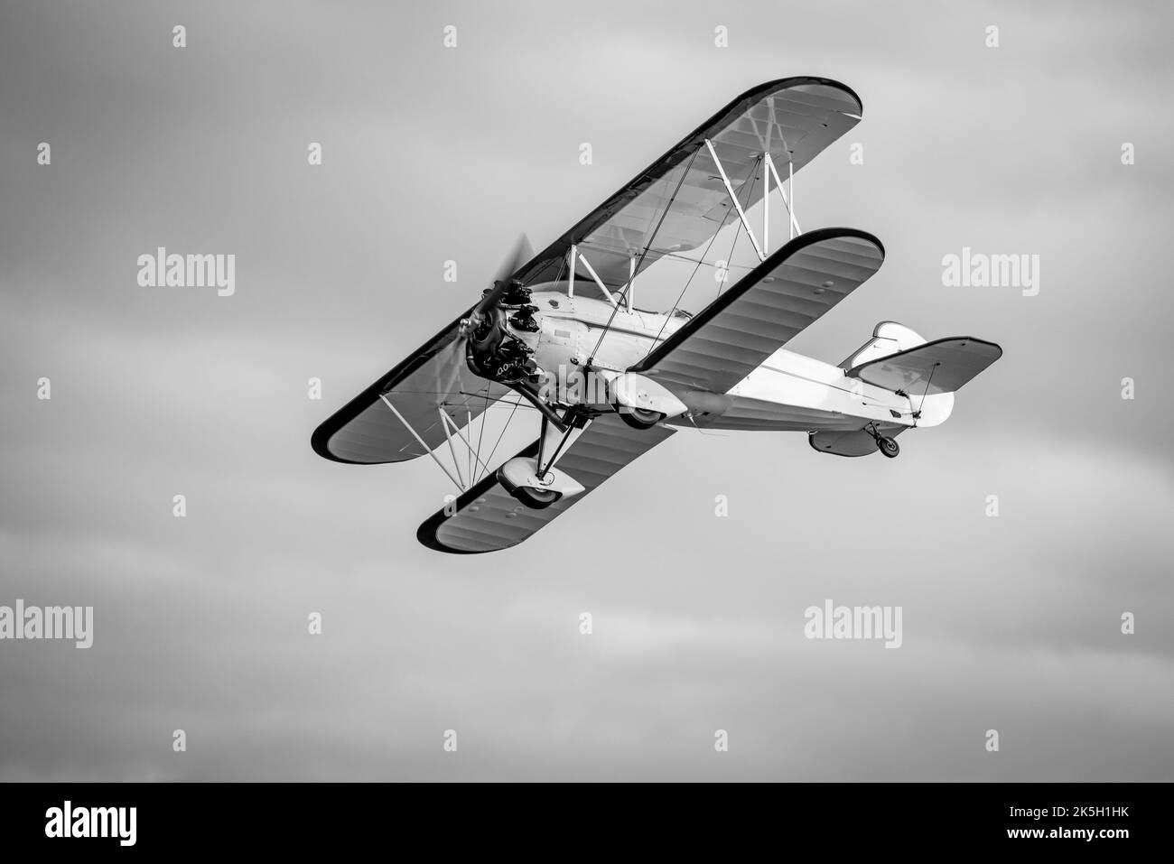 Curtiss-Wright Travel Air 4000 ‘NC 8115’ in volo al Race Day Airshow tenutosi presso l'Old Warden Aerodromo di Shuttleworth il 2nd ottobre 2022 Foto Stock