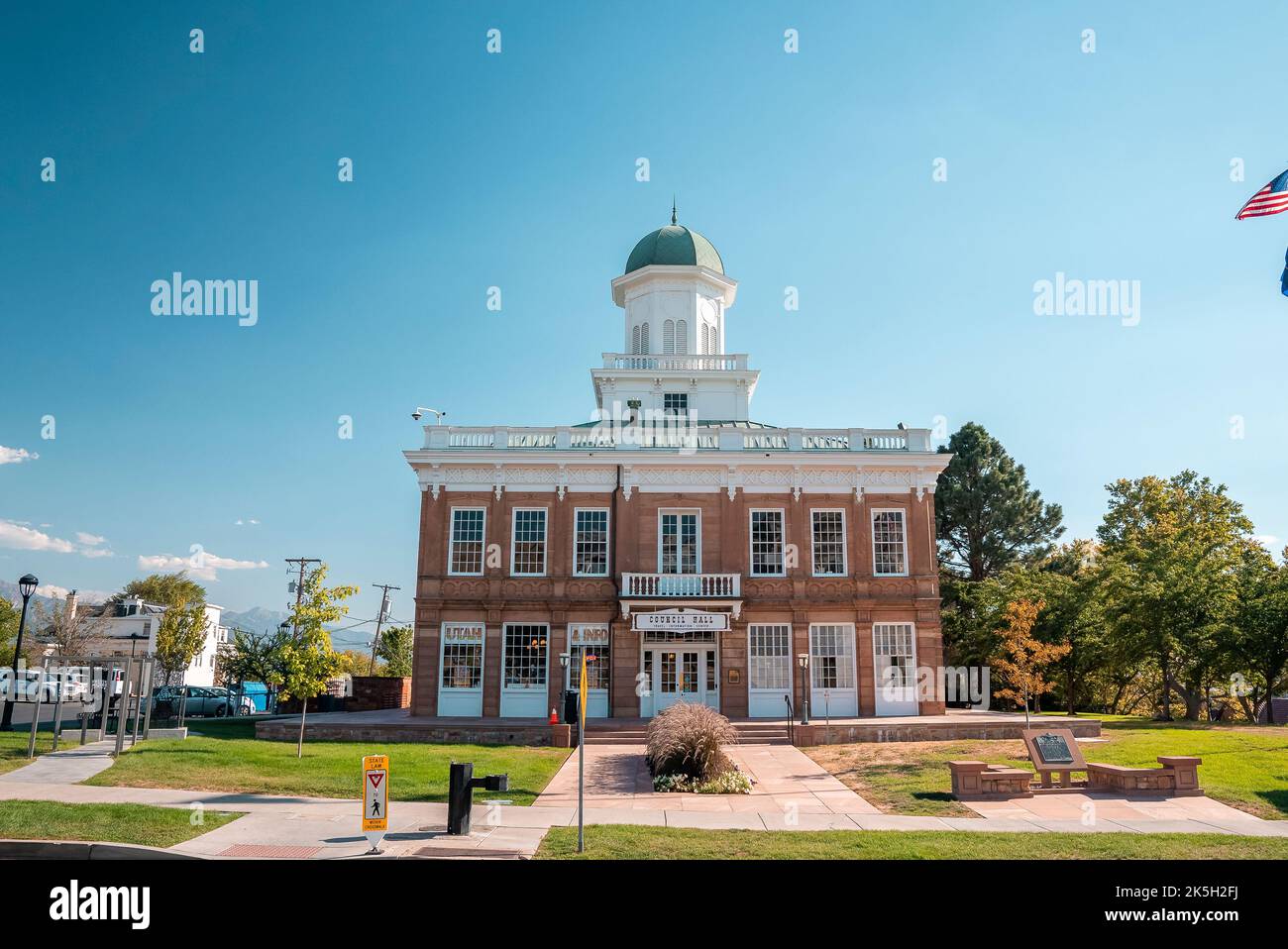 Facciata del Salt Lake Council Hall in città con cielo blu sullo sfondo in estate Foto Stock