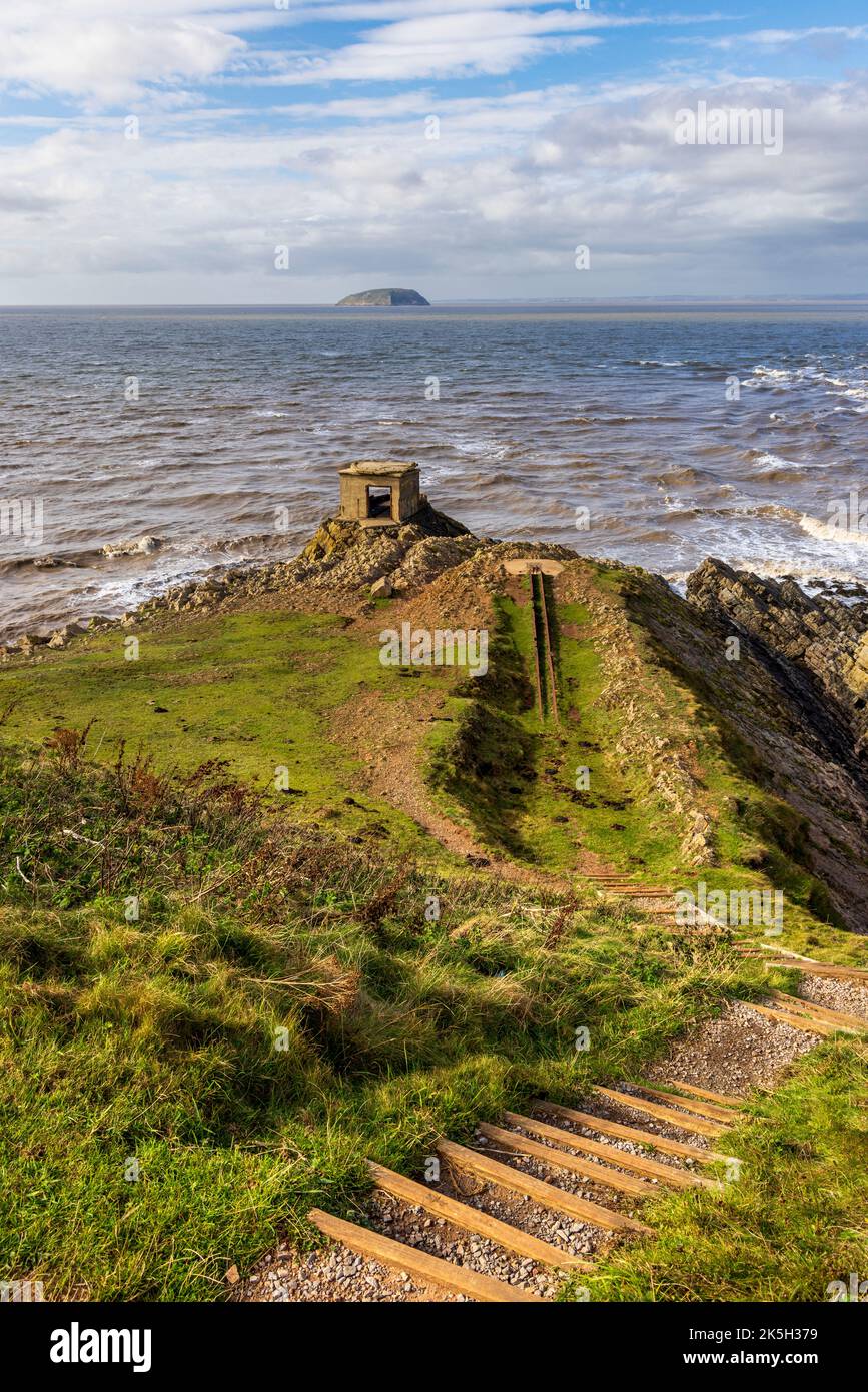 Il WW II Searchlight Post su Howe Rock a Brean Down Fort nel canale di Bristol, North Somerset, Inghilterra Foto Stock