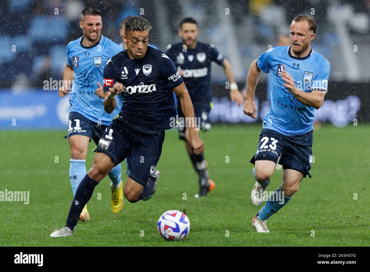 SYDNEY, AUSTRALIA - 8 OTTOBRE: Rhyan Grant del Sydney FC compete per la palla con ben Folami del Melbourne Victory FC durante il primo round A-League Men's match tra il Sydney FC e la Melbourne Victory allo stadio Allianz, il 8 ottobre 2022 a Sydney, Australia Foto Stock