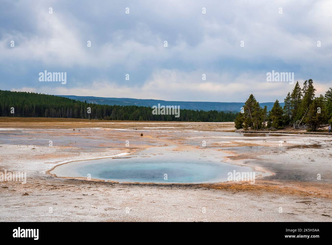 Splendida vista della piscina termale calda in mezzo al paesaggio con cielo nuvoloso sullo sfondo Foto Stock