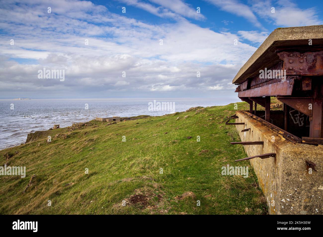 Un bunker arrugginito per l'osservazione della costa del secondo dopoguerra a Brean Down Fort, North Somerset, Inghilterra Foto Stock