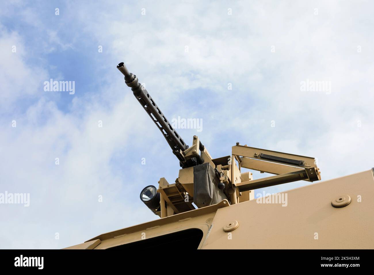 Mitragliatrice pesante. Arma in cima.. Armamento e armamento nell'esercito militare. Cielo blu con nuvole come spazio di copia Foto Stock