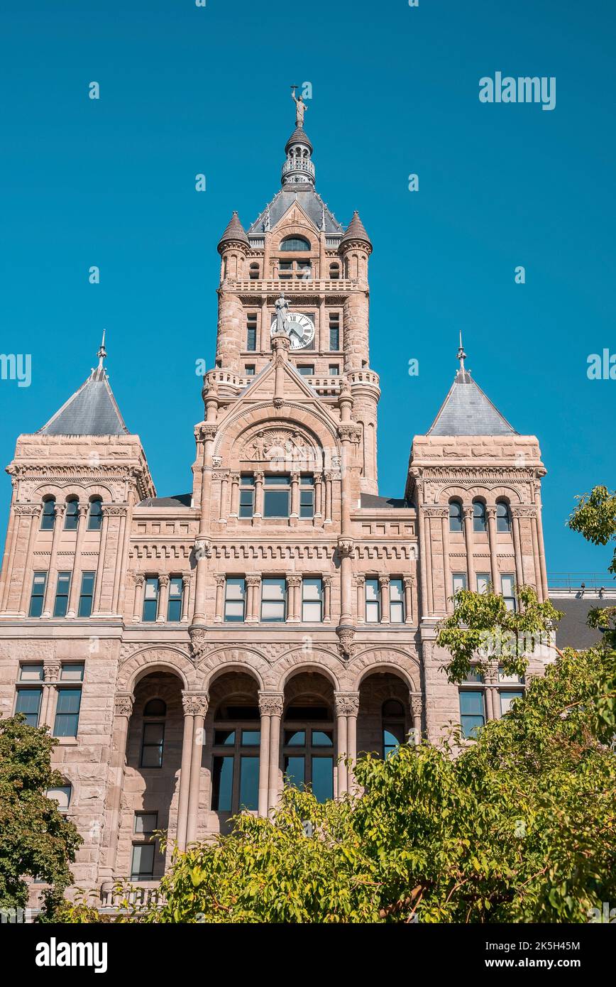 Vista di Salt Lake City e dell'edificio della contea con cielo blu chiaro sullo sfondo Foto Stock