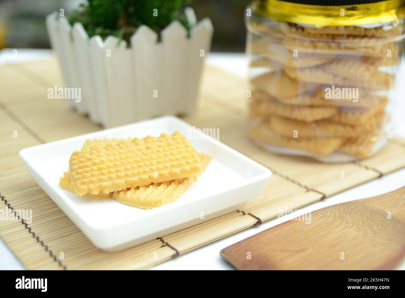 Biscotti malesi tradizionali per la decorazione di samperit di biskut festivo eid. Messa a fuoco selettiva. Foto Stock