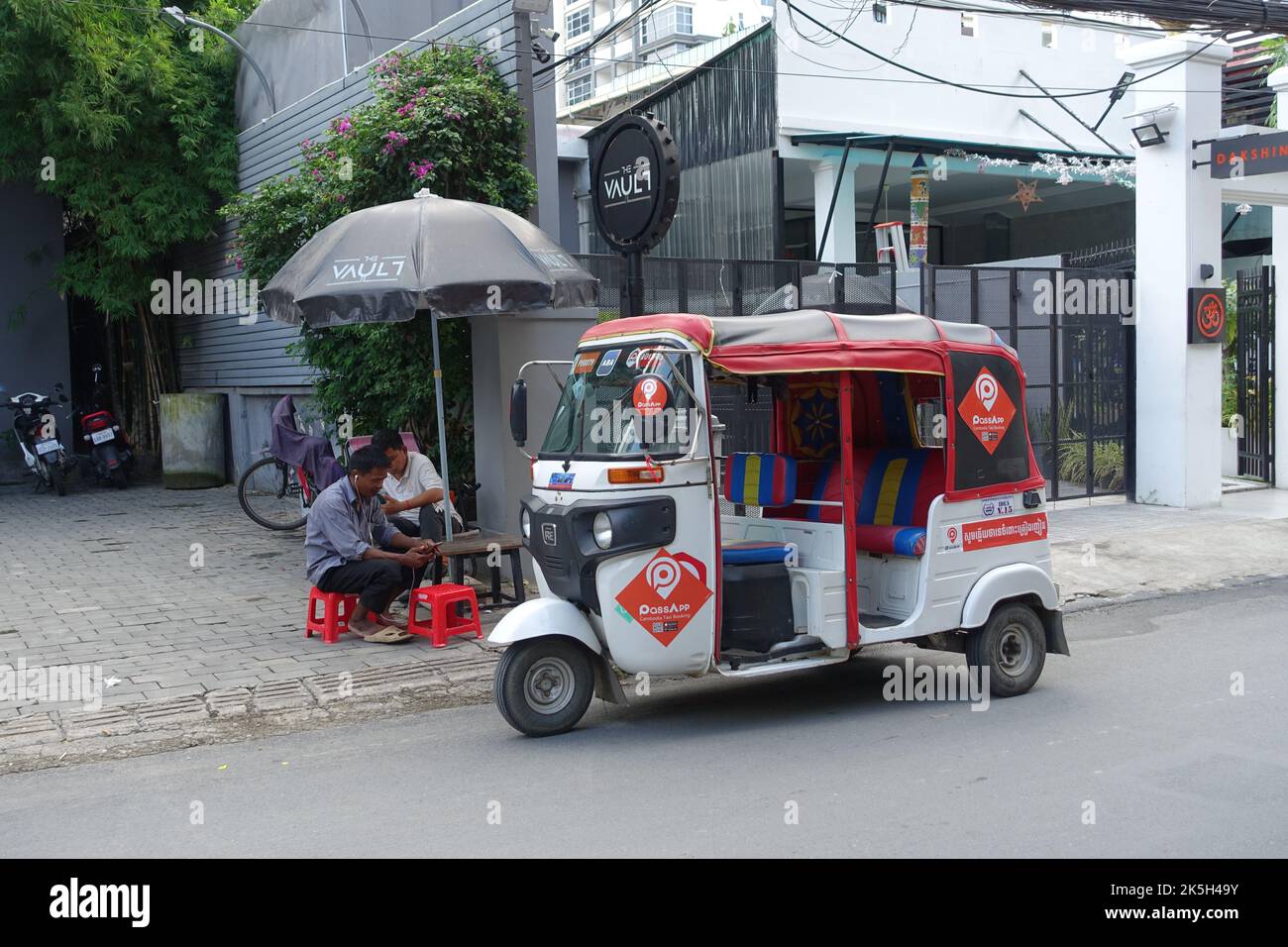 Un tuk tuk a Phnom Penh, mezzo di trasporto popolare Foto Stock