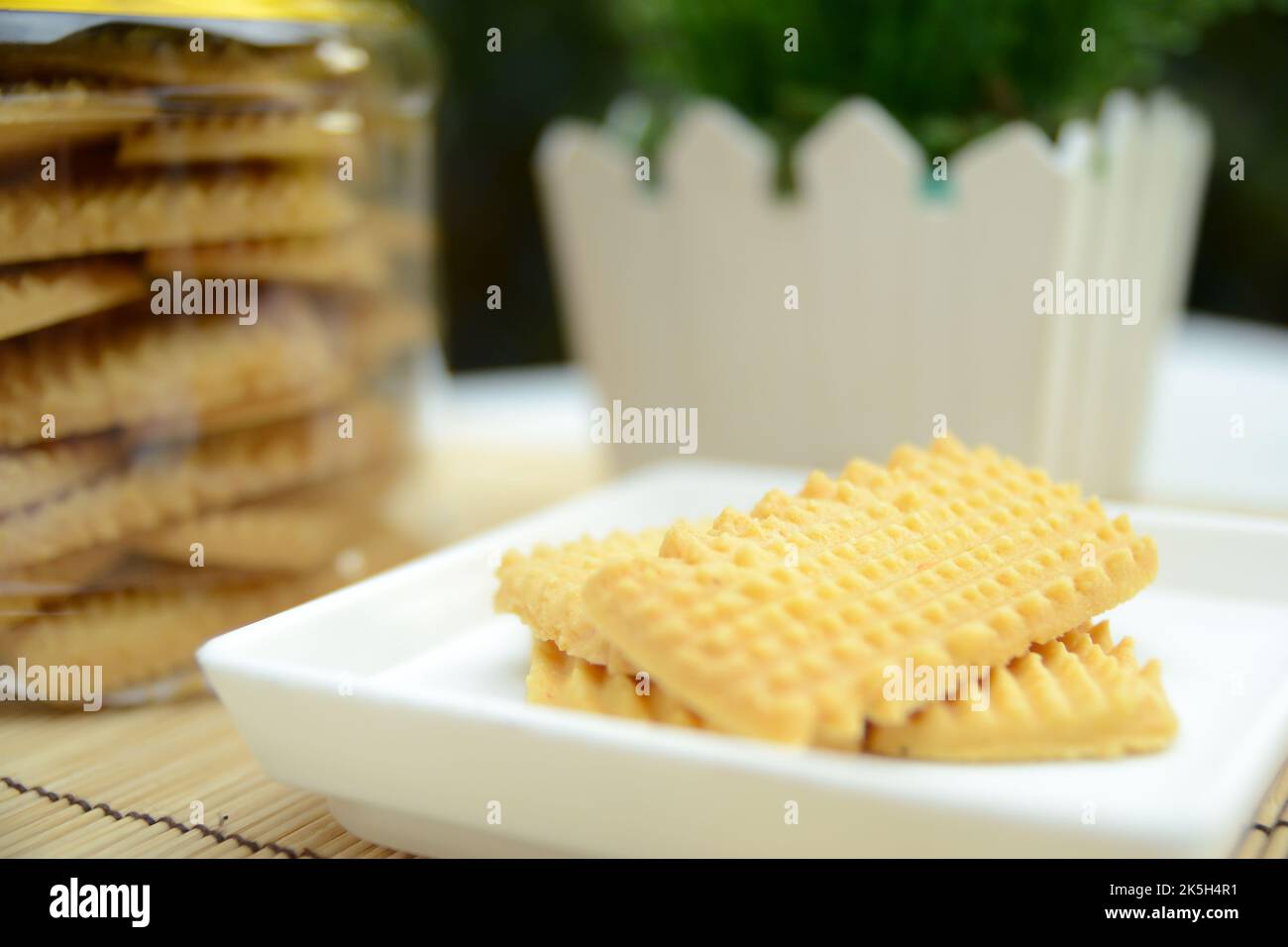 Biscotti malesi tradizionali per la decorazione di samperit di biskut festivo eid. Messa a fuoco selettiva. Foto Stock