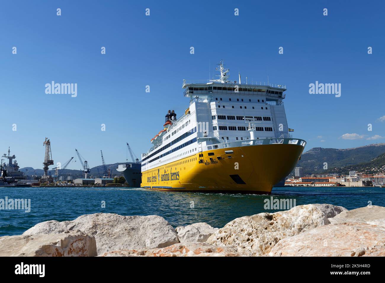 Un traghetto giallo dalla compagnia Corsica traghetti nel porto di Tolone effettua collegamenti con la Corsica attraversando il Mar Mediterraneo Foto Stock