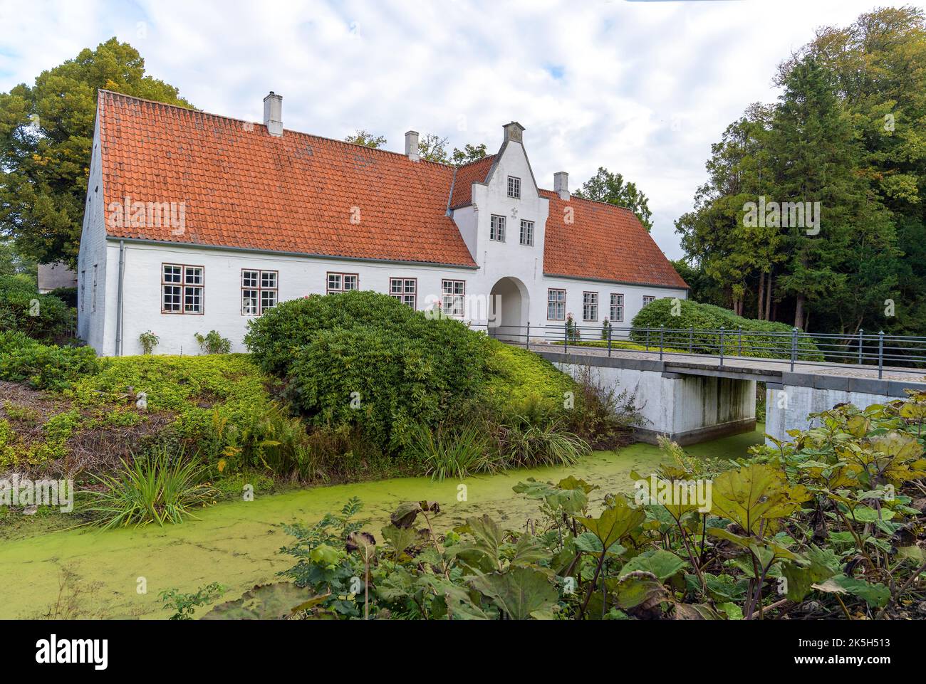 Entrata al castello di Schackenborg nel pittoresco villaggio di Mögetönder, Jylland sud-occidentale, Danimarca. Foto Stock