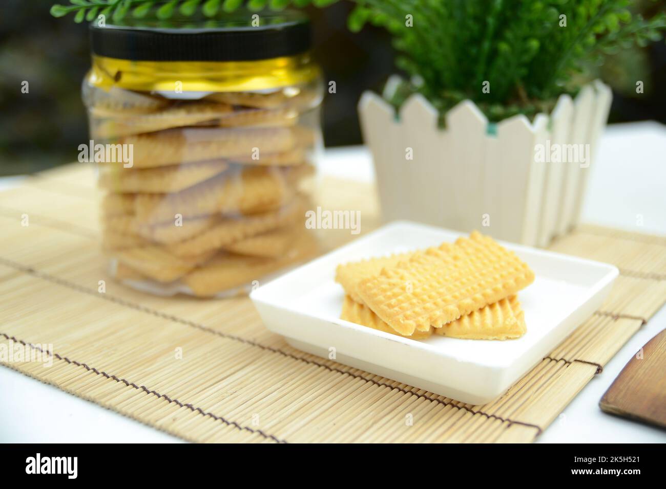 Biscotti malesi tradizionali per la decorazione di samperit di biskut festivo eid. Messa a fuoco selettiva. Foto Stock