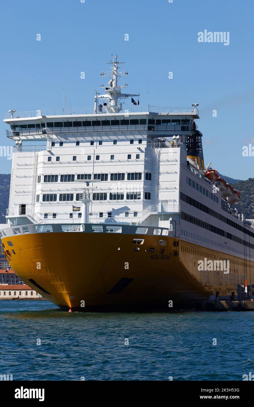 Un traghetto giallo dalla compagnia Corsica traghetti nel porto di Tolone effettua collegamenti con la Corsica attraversando il Mar Mediterraneo Foto Stock