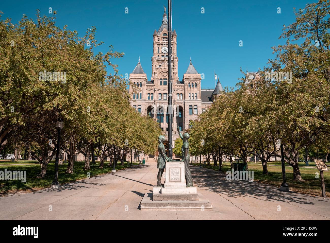 Statue all'ingresso di Salt Lake City e del County Building nelle giornate di sole Foto Stock