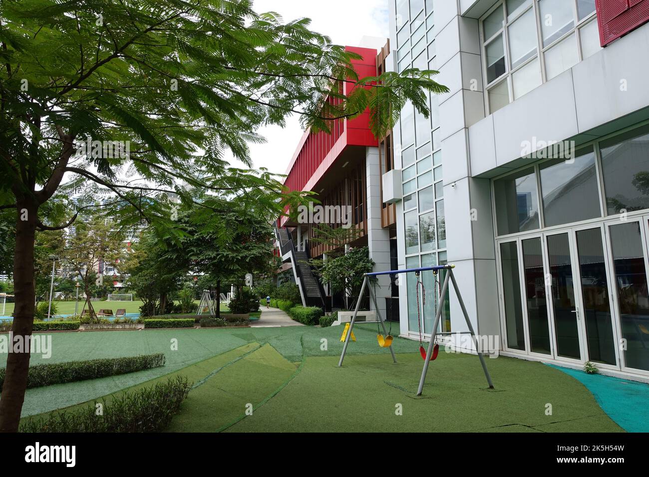 Parco giochi della scuola internazionale canadese di Phnom Penh con un college privato e una scuola superiore Foto Stock