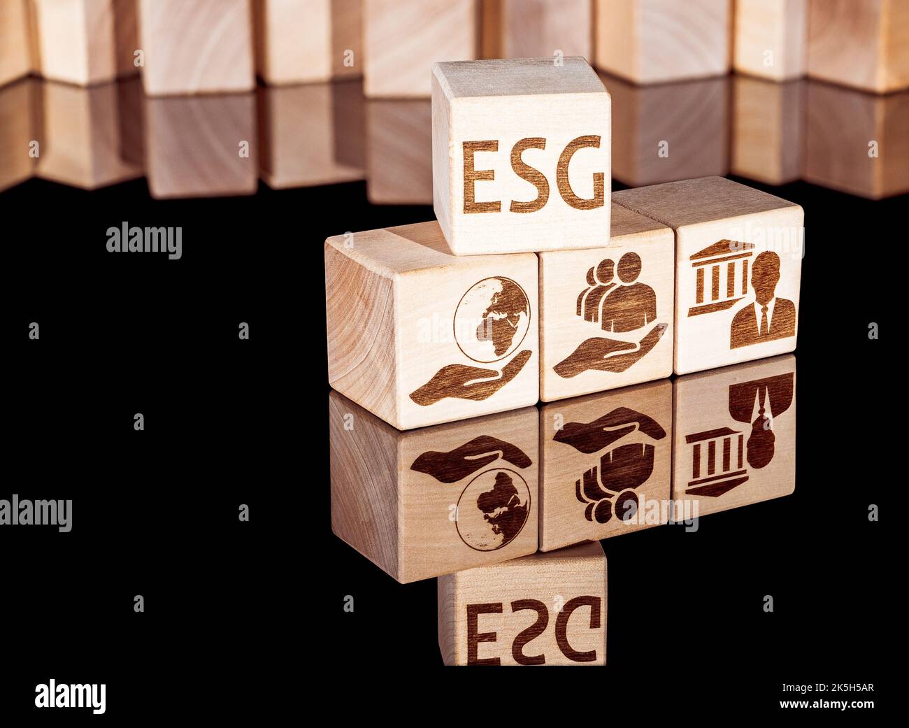 Sviluppo sostenibile del concetto di attività commerciali come simboli ESG su cubi di legno Foto Stock