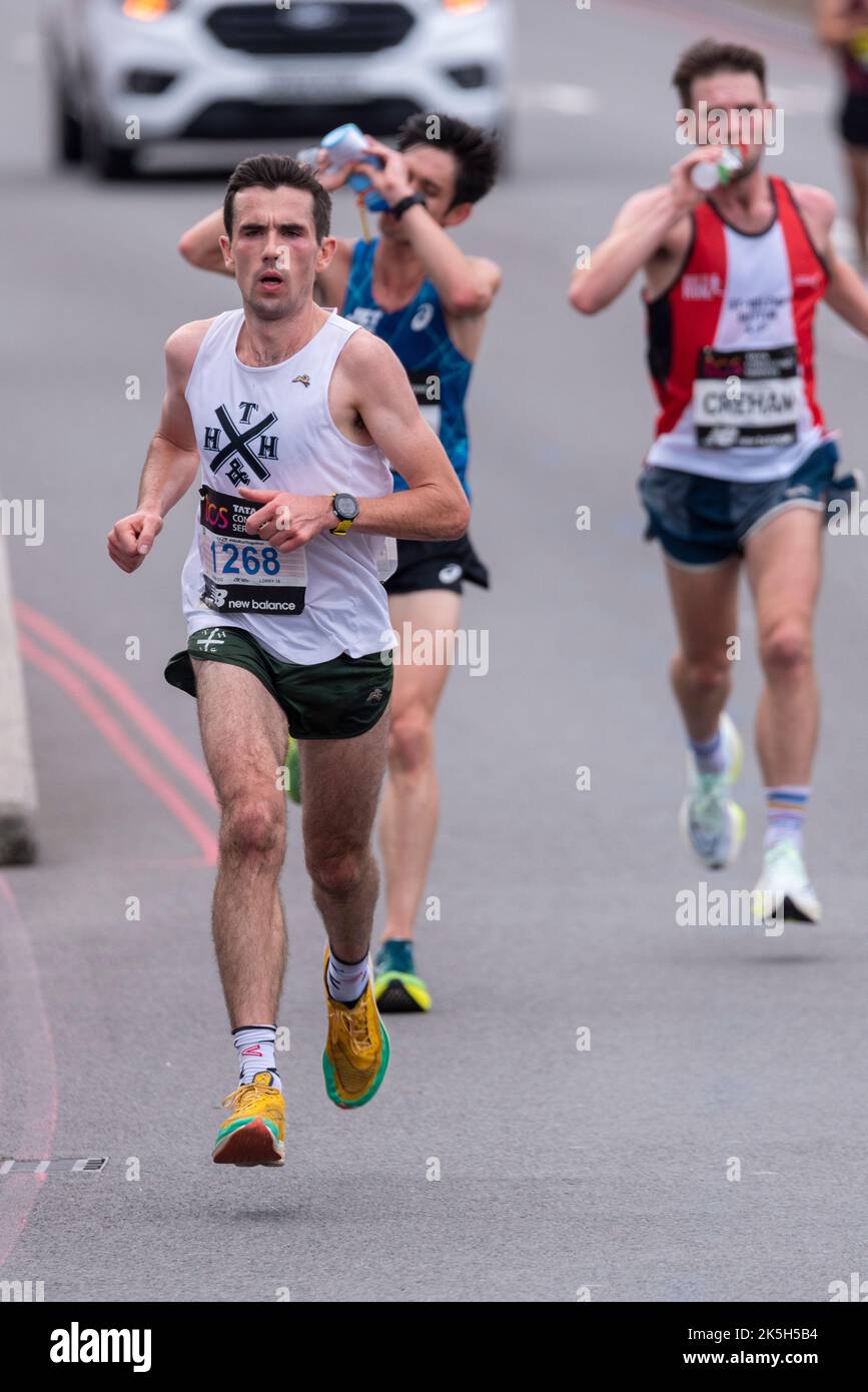 Patrick Roddy, runner del club che corre nella corsa su strada TCS London Marathon 2022 a Tower Hill, City of London, UK. Foto Stock
