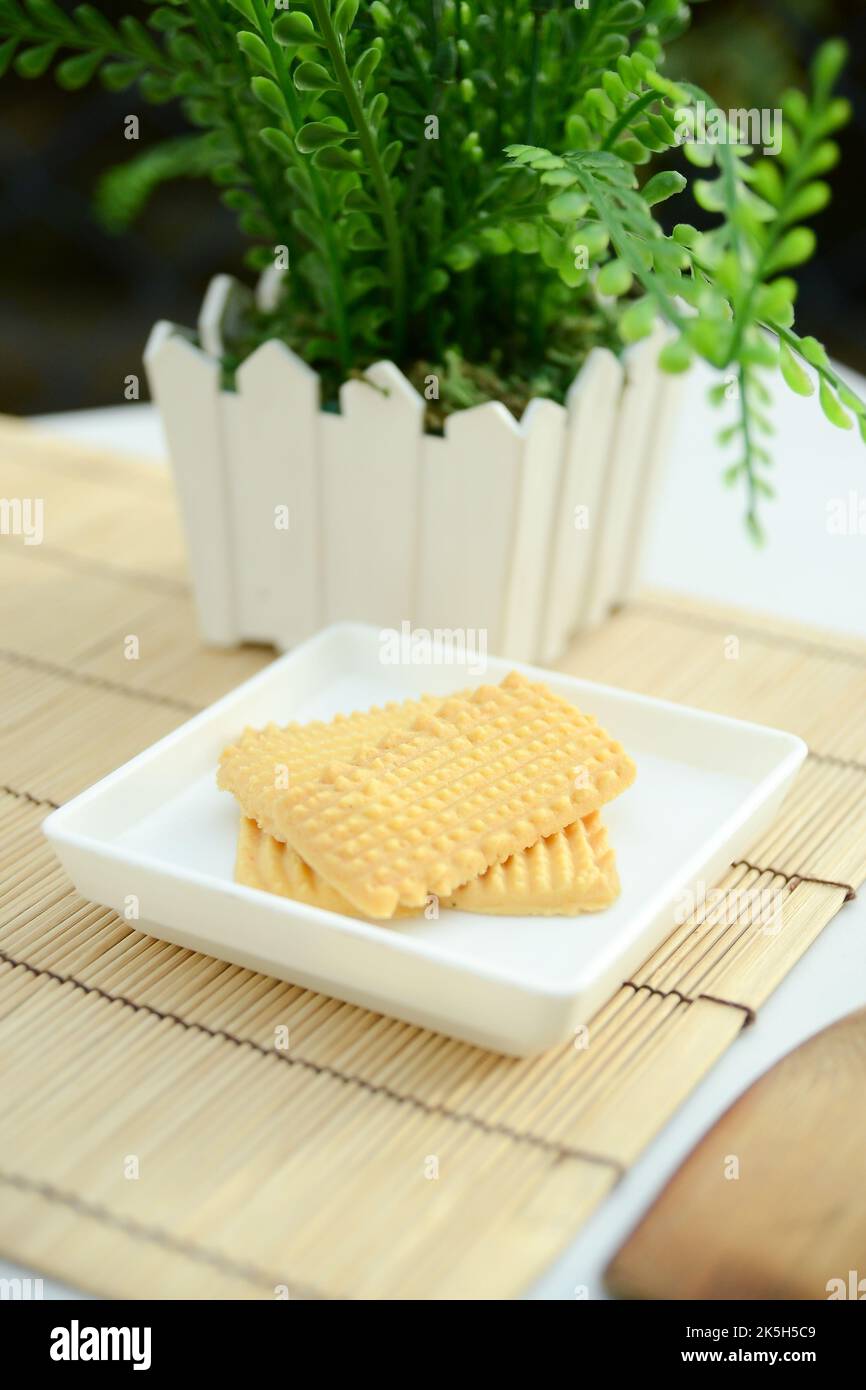 Biscotti malesi tradizionali per la decorazione di samperit di biskut festivo eid. Messa a fuoco selettiva. Foto Stock