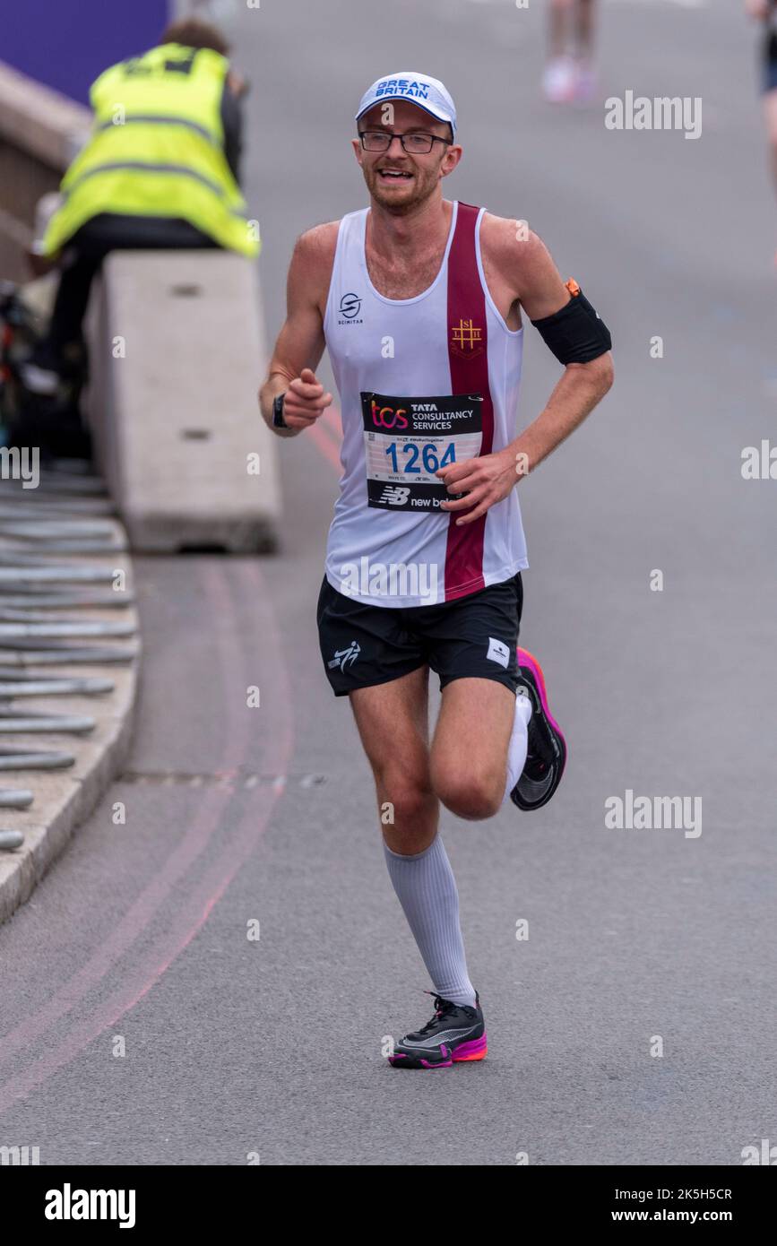 Ollie Garrod, runner del club che corre nella corsa su strada TCS London Marathon 2022 a Tower Hill, City of London, UK. Foto Stock