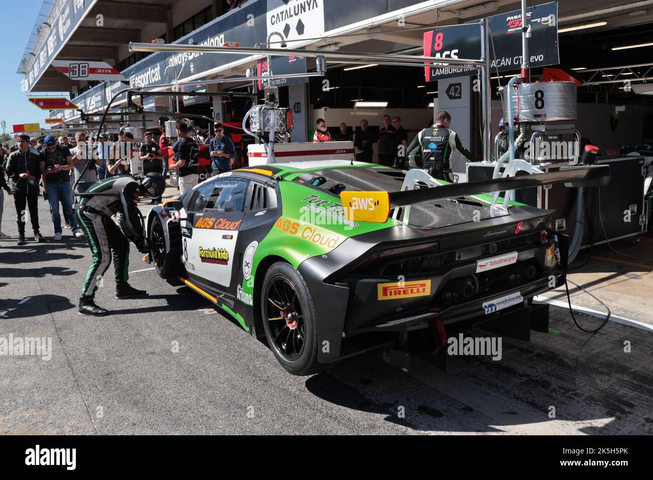 1 ottobre 2022 - i meccanici che praticano il cambio pit lane al Festival della velocità sul circuito della Catalogna a Barcellona, Montmelo, Spagna Foto Stock