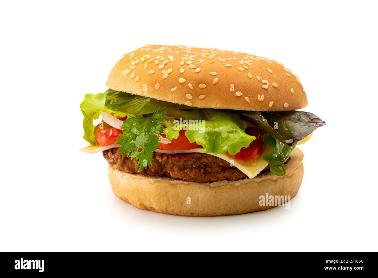 Hamburger con manzo, formaggio, pomodoro, cipolla e insalata. Cheeseburger isolato su bianco, clipping path Foto Stock