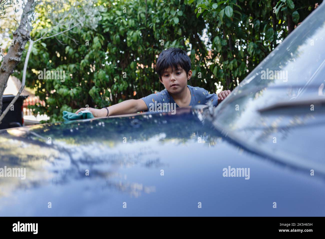 Bambini lavare un'auto in giardino Foto Stock